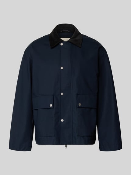 Produktfoto, Regular Fit Jacke aus reiner Baumwolle Modell 'KYLE' von Selected Homme in Unifarben, Umlegekragen, verdeckter Reißverschluss, Druckknopfverschluss, Langarm, aufgesetzte Seitentaschen, Innentasche, Webware, glatte Textur.