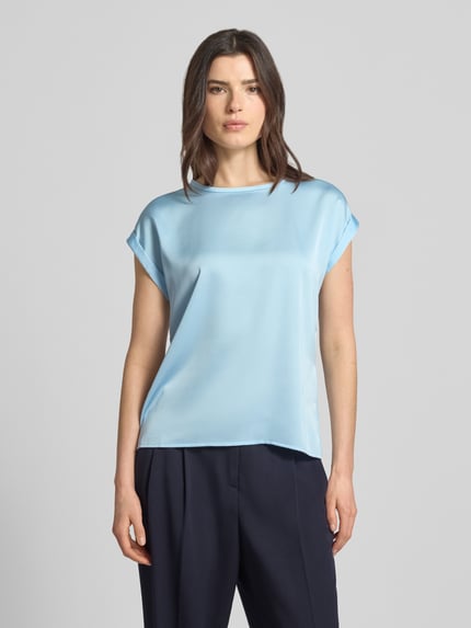 Frauenmodel trägt Damen T-Shirt mit Rundhalsausschnitt Modell 'ELLETTE' von Vila aus Viskose-Elasthan-Mix in Hellblau, Lockerer-Schnitt, Rückenlänge bei Größe 36: 57 cm, Ganzkörperansicht von vorne