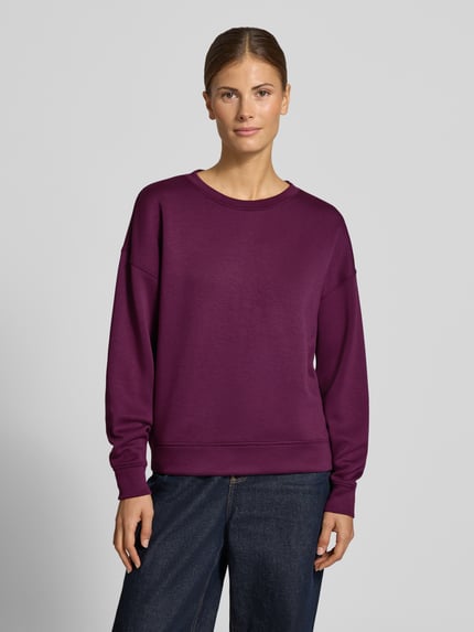 Vrouwenmodel draagt Relaxed Fit sweatshirt van elastische mix van viscose, Model 'Ima' van MSCH Copenhagen, dames sweatshirt, voorkant, KI-modified image.