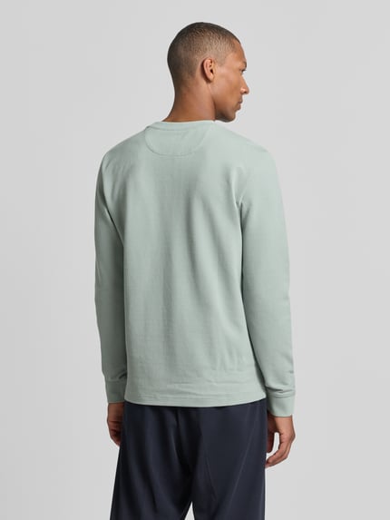 Männermodel trägt Pullover aus Baumwoll-Mix von Christian Berg Men in hellem Grün, glatte Struktur, Gerader Schnitt, Rückenansicht, KI-modifiziertes Bild.