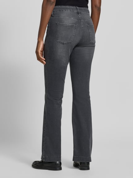 Frauenmodel trägt graue Bootcut-Jeans aus Baumwoll-Mix Modell 'DREAM BOOT' von MAC, Damen Bootcut-Jeans, Ganzkörperansicht Rückansicht.
