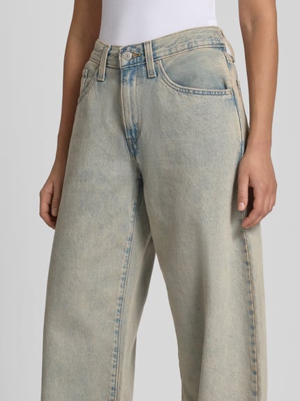 Vrouwenmodel draagt Wide Fit Jeans uit pure katoen Model 'MIDDY BALLOON' van Levi's®, dames wide & loose fit jeansvariatie, detailopname heup