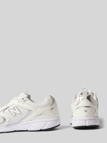 Produktfoto, Sneaker mit Logo-Detail Modell '408' von New Balance, weiß, abgerundete Form, profilierte Sohle, Seiten- und Rückansicht, Damen Sneaker