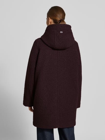 Frauenmodel trägt Relaxed Fit in Teddy-Optik mit Kapuze von Beaumont Amsterdam, dunkles Braun, strukturierte Oberfläche, Ganzkörperansicht Rückansicht. Damen Mantel, Zweiwege-Reißverschluss, Eingrifftaschen, Rückenlänge 86 cm, Schulterbreite 41 cm, Brustweite 61 cm, Ärmellänge 63 cm.