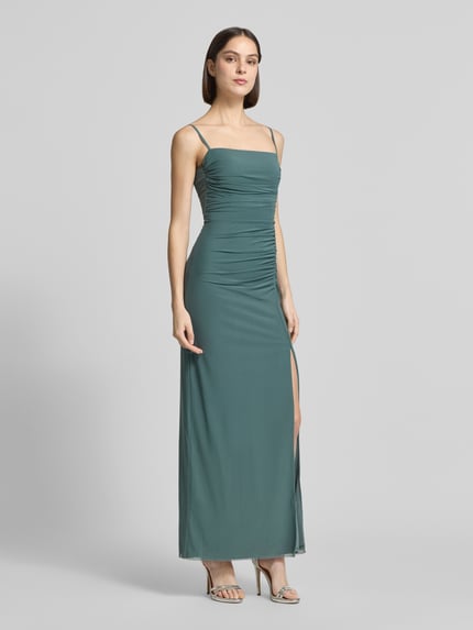 Frauenmodel trägt Slim Fit Abendkleid mit Raffungen von Jake*s Cocktail in Grün, elastischer Material-Mix, Spaghettiträger, Ganzkörperansicht von vorne. Rückenlänge bei Größe 36: 128 cm, Brustweite bei Größe 36: 41 cm, mit Reißverschluss.