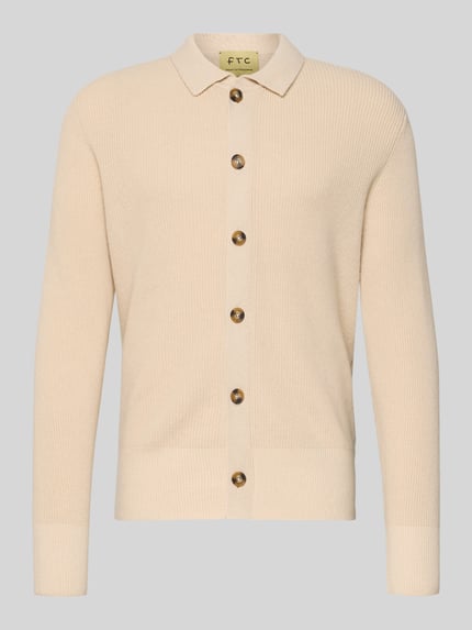 Produktfoto, Regular Fit Strickjacke mit Kaschmir-Anteil von FTC-Cashmere in Beige, Umlegekragen, Knopfleiste, gerippte Struktur.