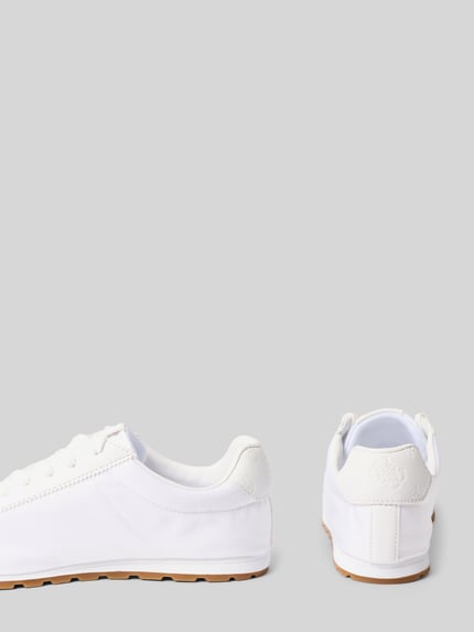 Produktfoto, Sneaker mit Logo und Gummisohle Modell 'TIAH5' von Guess, biały kolor, zaokrąglony nosek, sznurowanie, podeszwa gumowa, wysokość obcasa w rozmiarze 40: 2 cm, wysokość cholewki w rozmiarze 40: 8 cm, szerokość w rozmiarze 40: 10 cm