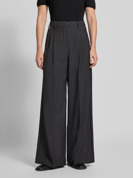 Vrouwenmodel draagt donkergrijze wijdte broek uit pure scheerwol model 'ADELFI' van Weekend Max Mara, Dames, frontaal geheel.