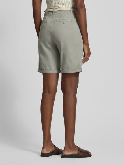 Vrouwenmodel draagt Chino-Bermudas met riem van Christian Berg Woman in lichtgroen, puur katoen, regular fit, omslag, bandwijdte maat 36: 40 cm, binnenbeenlengte 23 cm, volledig zicht van achteren