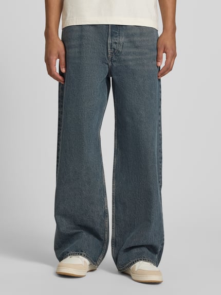 Männermodel trägt Jeans im Used-Look Modell 'Type 3' von Wood Wood, blaue Baumwolle, Relaxed Fit, Ganzkörperansicht von vorne.