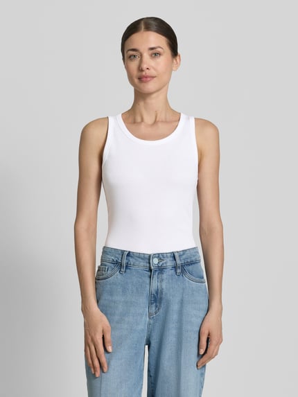 Vrouwenmodel draagt Regular Fit Tank Top uit katoenmix van s.Oliver RED LABEL, tweekleurige look, gestreept patroon, u-hals, brede bandjes, fijnrib, vooraanzicht volledige lichaamsopname.