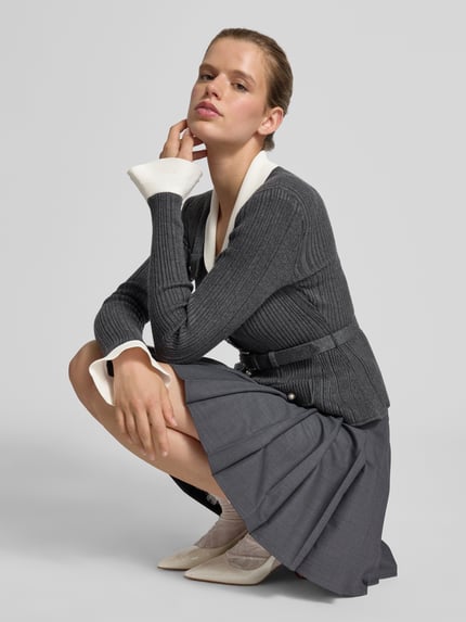 Kobiece modelka nosi kardigan mit Viskose-Woll-Anteil von Self-Portrait, Mieszanka materiałów, krój slim fit, imitacja dzianiny, kieszenie z patką, z długim rękawem, długość tyłu w rozmiarze S: 57 cm, widok całej sylwetki z przodu