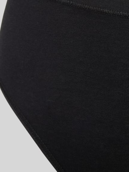 Frauenmodel trägt Slip im 3er-Pack von Schiesser z elastycznej mieszanki bawełny, czarny kolor, gładka tekstura, detal, Nahaufnahme.