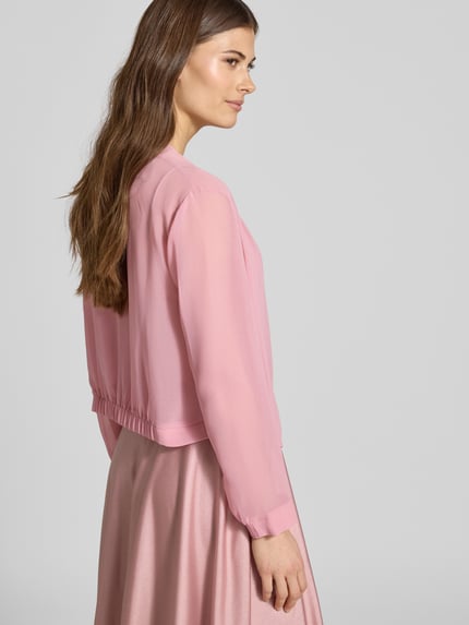 Frauenmodel trägt Jacke aus Chiffon in offener Passform von Vera Mont, semitransparenter fließender Stoff in Rosa, Ganzkörperansicht Rückansicht. Rückenlänge bei Größe 36: 46 cm.