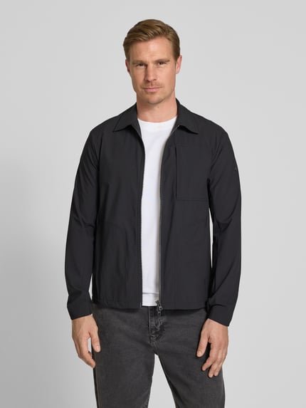Mannenmodel draagt Regular fit Jacke mit Umlegekragen Modell 'Motion' van SCANDINAVIAN EDITION in zwart, elastische materiaalmix, Napoleonzak, tweewegritssluiting, steekzakken, ruglengte 73 cm, schouderbreedte 45 cm, borstwijdte 50 cm, mouwlengte 66 cm, voorkant hele lichaam.