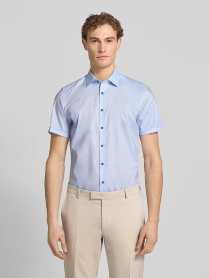 Männermodel trägt Slim Fit Business-Hemd mit Kentkragen von OLYMP Level Five in Hellblau, glatte Struktur, Knopfleiste, Ganzkörperansicht von vorne. Baumwoll-Elasthan-Mix, kurze Ärmel, Rückenlänge 80 cm, Schulterbreite 43 cm, Ärmellänge 24 cm.