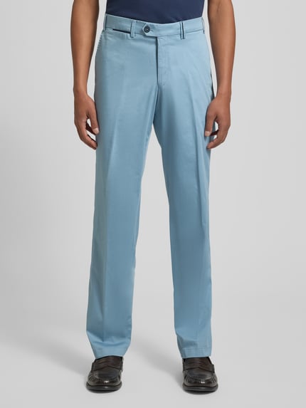 Mannelijk model draagt lichtblauwe Chino met steekzakken model 'Peaker' van Hiltl, regular fit katoen-elastaan mix, vooraanzicht 전체.