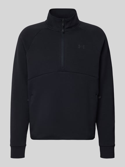 Produktfoto, Sweatshirt mit Stehkragen von Under Armour, czarny kolor, bawełniany materiał mix, regular fit, krótki zamek, kieszenie, nadruk z logo