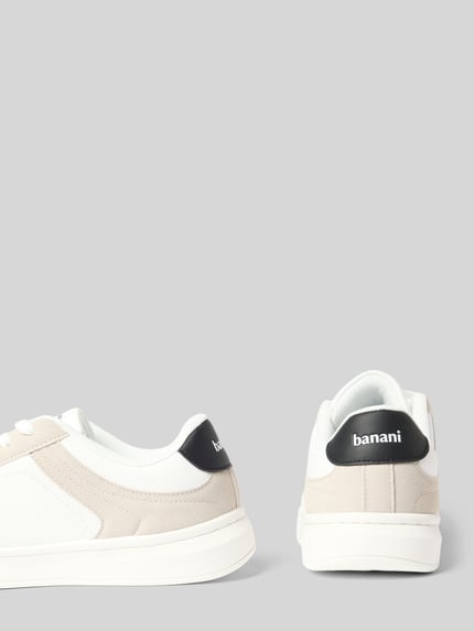 Produktfoto, Sneaker mit Schnürung und Label-Details Modell 'CDG' von Bruno Banani in Weiß und Beige, abgerundete Form, glatte und leicht strukturierte Oberfläche, 4 cm Absatz, 6 cm Schafthöhe, 7 cm Schaftweite, seitliche und Rückansicht.