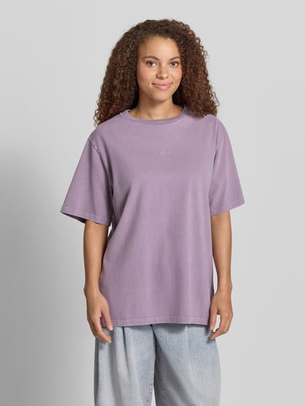Frauenmodel trägt Oversized Damen T-Shirt aus reiner Baumwolle, Modell 'Farmers Market' von OH APRIL, Label-Stitching, Ganzkörperansicht von vorne.