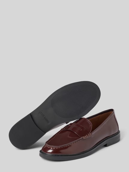 Produktfoto, Loafer mit Schaftbrücke Modell 'Adison' von Steve Madden in Dunkelrot, glatte Sohle, Ziernaht, abgerundete Form, Absatzhöhe 3 cm, Schafthöhe 6 cm, Schaftweite 12 cm