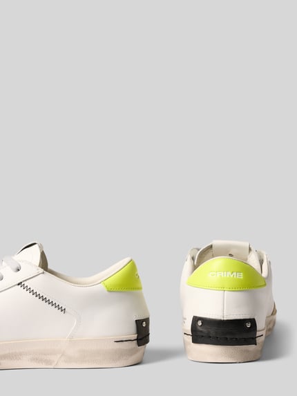 Produktfoto, Sneaker mit Motiv-Print von Crime London für Herren in Weiß mit limefarbenen und schwarzen Logo-Detail, abgerundete Passform, Schnürverschluss, Absatzhöhe 3 cm, Schafthöhe 8 cm, Schaftweite 9 cm, Rückenansicht, glatte und strukturierte Texturen.