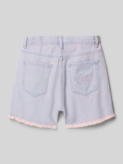 Produktfoto, Regular Fit Shorts in Denim-Optik von Guess, Kinder Shorts aus reiner Baumwolle, hellblau, Logo-Stitching, 5-Pocket-Design, Knopf-Reißverschluss, Bundweite 31 cm, Innenbeinlänge 10 cm, feine Fransen am Saum, glatte Struktur