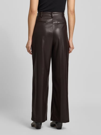 Vrouwenmodel draagt Stoffhose in Leder-Optik van Bash, rechte snit, Franse steekzakken, achterzakken, donkerbruin, Ganzkörperansicht Rückansicht.