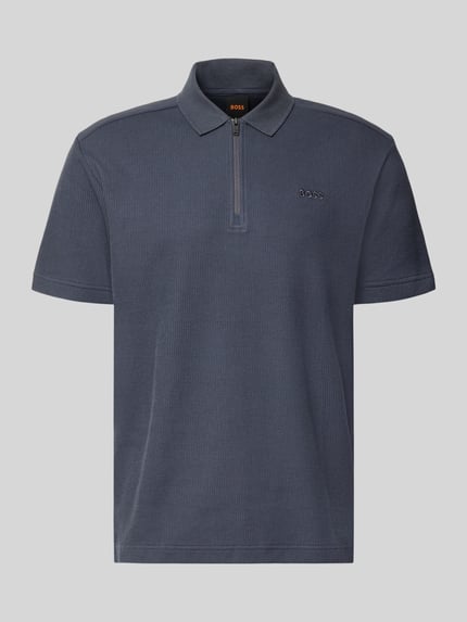 Produktfoto, Regular Fit Poloshirt aus reiner Baumwolle Modell 'Pe_RibNylon' von BOSS aus der BOSS Orange Linie in dunklem Blau, dezente Struktur und halber Reißverschluss.