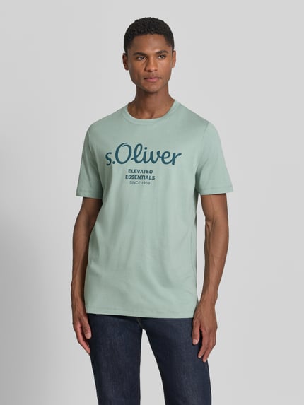 Männermodel trägt Regular Fit T-Shirt aus reiner Baumwolle von s.Oliver RED LABEL in unifarbenem Hellgrün, Label Print, Kurzarm, Jersey, Ganzkörperansicht von vorne