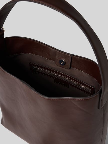 Produktfoto, Handtasche in Leder-Optik von MANGO, braune glatte Oberfläche, Hauptfach, Innentasche mit Reißverschluss, Magnetverschluss, verstellbarer Schulterriemen, Maße: Breite 38 cm, Länge 31 cm, Tiefe 41 cm, Riemenlänge 81 cm, elegantes Design