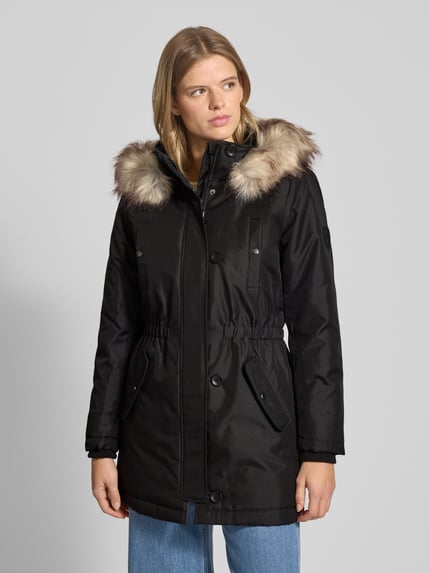 Vrouwenmodel draagt Shaped Fit Parka met Label Patch model 'IRIS' van Only in zwart met capuchon en imitatiebont, unicolor, long sleeve, regular fit, zij- en borstzakken, volledige voorkantweergave.
