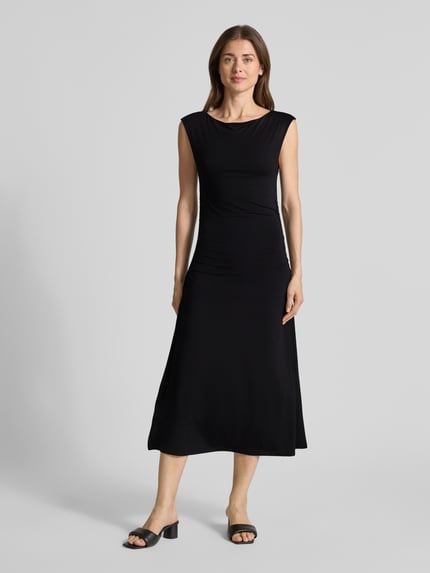 Vrouwenmodel draagt 'Tailliertes Freizeitkleid aus Viskose-Modal-Mix' van Marc O'Polo, effen kleuren, getailleerd pasvorm, midilengte, boothals, geplooide details, mouwloos, stretch materiaalverwerking, mix van viscose en modal, Ganzkörperansicht van voren.
