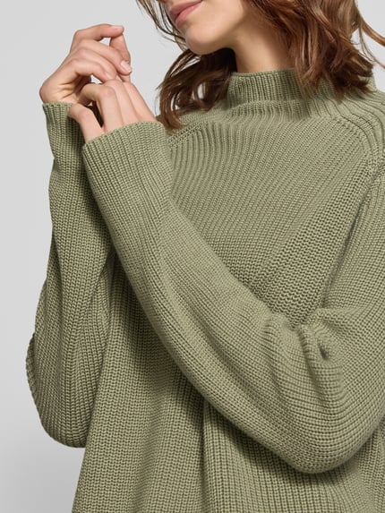 Modelka nosi Regular Fit Pullover aus reiner Baumwolle von Marc O'Polo w kolorze zielonym, gruba dzianina, tekstura o grubym splocie, z przodu, zbliżenie na górną część ciała, sweter damski.