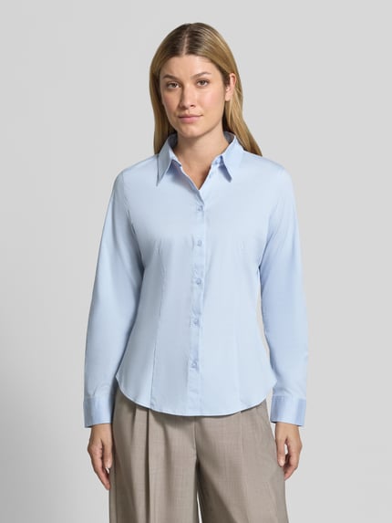 Frauenmodel trägt Regular Fit Langarmbluse aus Baumwoll-Mix von Tom Tailor in Hellblau zu beigefarbener Hose, Ganzkörperansicht von vorne, Damen Langarmbluse von Tom Tailor.