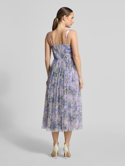 Frauenmodel trägt Cocktailkleid aus Tüll im Allover-Look von LACE & BEADS in zarten Lilatönen mit floralen Mustern, A-Linie, Midikleid, Corsagenkleid, Rückenlänge 125 cm, Brustweite 34 cm, Ganzkörperansicht Rückansicht.