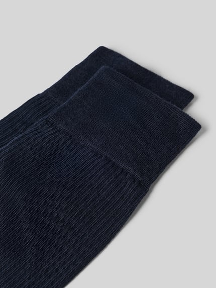 Produktfoto, granatowa struktura, materiał prążkowany, delikatny połysk, Socken aus Woll-Mix im 2er-Pack od BOSS, skarpety dla mężczyzn
