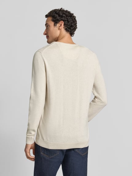 Männermodel trägt Pullover mit Logo-Detail von S.OLIVER CASUAL, unifarben, V-Ausschnitt, langarm, Feinstrick, Ganzkörperansicht Rückansicht.