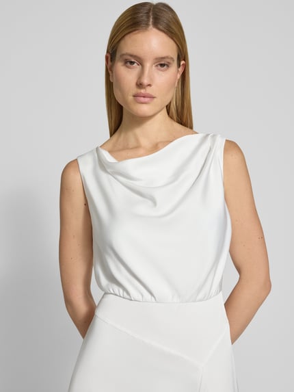 Frauenmodel trägt Brautkleid mit Wasserfall-Ausschnitt von SWING, Taillierter Schnitt, fließender Stoff, Midikleid, Nahaufnahme Oberkörper.