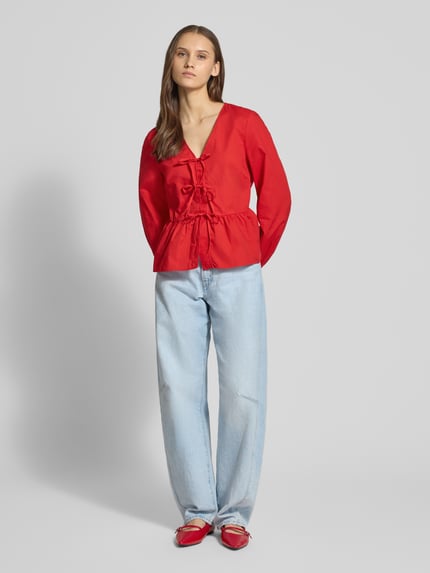 Vrouwenmodel draagt Slim Fit Langarmbluse aus reiner Baumwolle van Marc O'Polo Denim in effen rood met V-hals en strikapplicatie, tuniekkraag, lange mouwen met elastische zoom, uitlopend zoom, katoen, volledige lichaamsvoorzijde.