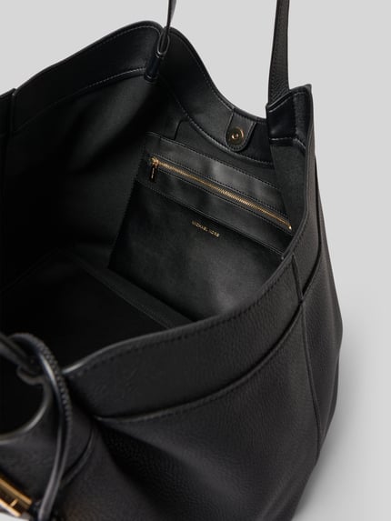 Produktfoto, schwarze Handtasche mit Label-Applikation Modell 'NOLITA' von MICHAEL Michael Kors, Nahaufnahme Innenfach, strukturierte Leder-Optik