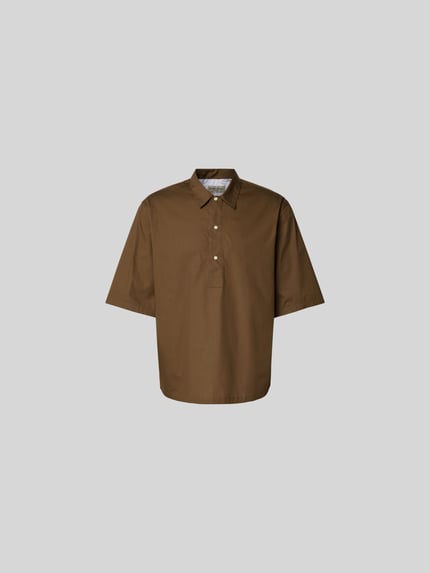 Produktfoto, Relaxed Fit Freizeithemd mit Kentkragen von Officine Générale aus reiner Baumwolle in Braun, Halbarm, Knopfleiste, glatte Textur