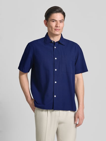 Männermodel trägt Relaxed Fit Freizeithemd aus reiner Baumwolle Modell 'STUART' von SELECTED HOMME, Optik:Allover-Muster, Ganzkörperansicht von vorne.