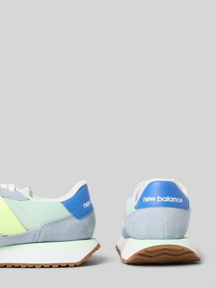 Produktfoto, Sneaker mit Logo-Detail von New Balance, blau-gelb, abgerundete Passform, profilierte Sohle, Absatzhöhe 4 cm, Schafthöhe 7 cm, Schaftweite 6 cm