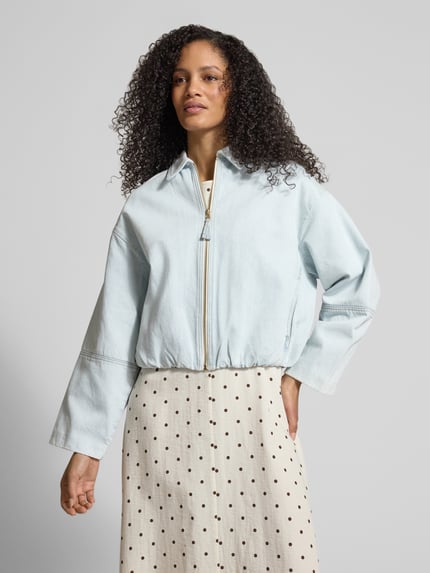 Frauenmodel trägt Jeansjacke mit Reißverschluss von Jake*s Casual in Hellblau, reine Baumwolle, Relaxed Fit, Nahaufnahme Oberkörper.