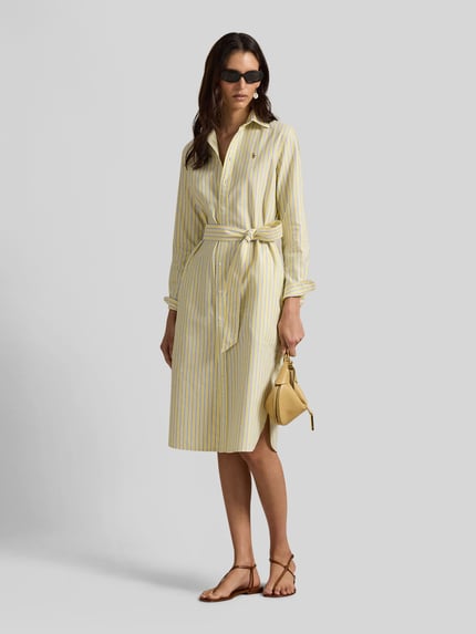 Frauenmodel trägt Oxford-Hemdblusenkleid mit Gürtel von Polo Ralph Lauren in gestreiftem Allover-Muster, leichte Baumwolloptik, Ganzkörperansicht von vorne.