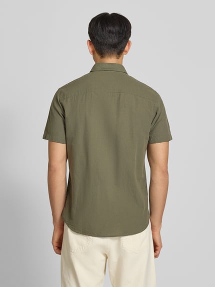 Männermodel trägt Regular Fit Freizeithemd aus Baumwoll-Leinen-Mix von Jack & Jones in Olivgrün, lockerer Schnitt, Rückenansicht, Ganzkörperansicht Rückansicht.