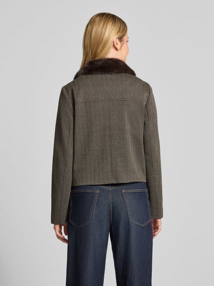 Frauenmodel trägt Webpelzjacke mit kontrastierendem Kragen von zero in Melange-Optik mit Fischgrätenmuster und Umlegekragen, Ganzkörperansicht Rückansicht.