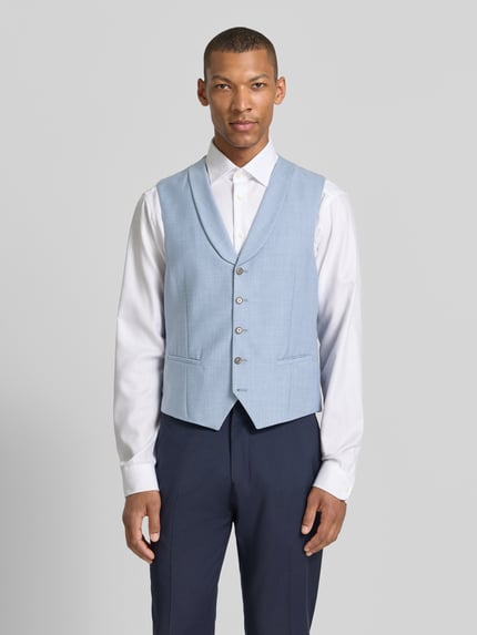 Männermodel trägt lichtblauwe bodywarmer van viscose met sjaalkraag, knoopsluiting, strookzakken, regular fit, model 'PHILIPP' van CG - Club of Gents, ruglengte bij maat 50: 60 cm, heren. Ganzkörperansicht von vorne.
