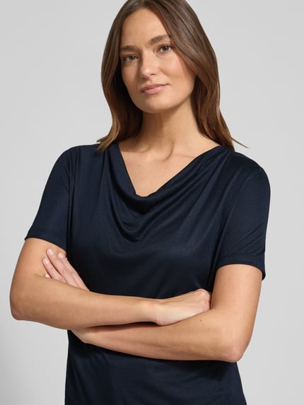 Frauenmodel trägt T-Shirt mit Wasserfall-Ausschnitt von More & More, Viskose-Mix, Regular Fit, dunkelblau, Nahaufnahme Oberkörper.